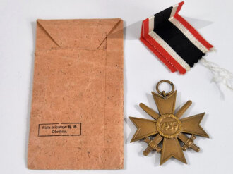 Kriegsverdienstkreuz 1939 2. Klasse mit Schwerter in Verleihungstüte, diese mit Hersteller " Klein & Quenzer, Idar Oberstein " , Tüte an der Seite eingerissen