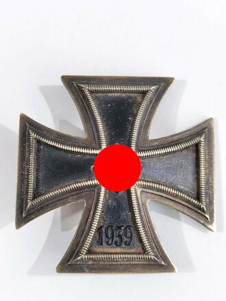 Eisernes Kreuz 1. Klasse 1939, Gewölbte Form, Hakenkreuz minimal berieben, Nadelbock und Nadel  restauriert und neuzeitlich angebracht