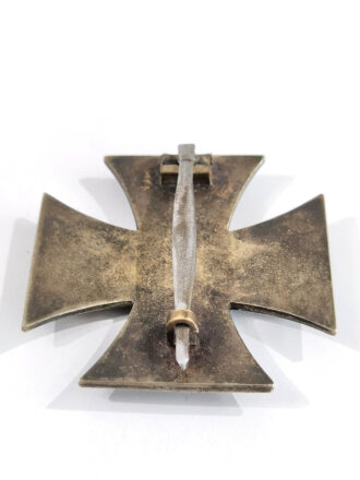 Eisernes Kreuz 1. Klasse 1939, Gewölbte Form, Hakenkreuz minimal berieben, Nadelbock und Nadel  restauriert und neuzeitlich angebracht