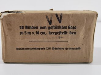 "20 Binden von gestärkter Gaze" datiert 1944, Maße 10 x 9 x 19cm