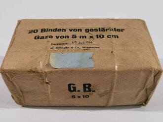 "20 Binden von gestärkter Gaze" datiert 1944, Maße 10 x 9 x 19cm