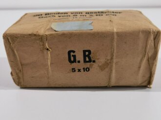 "20 Binden von gestärkter Gaze" datiert 1944, Maße 10 x 9 x 19cm