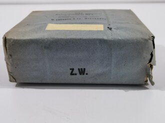 " 500g Zellstoffwatte, keimfrei in 3 Rollen a 165g" datiert 1943, Maße 8 x 18 x 20cm