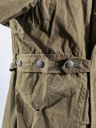 Afrikakorps Staubmantel für Angehörige des Heeres. getragenes Stück, ein etwa Uniformgrosses Loch