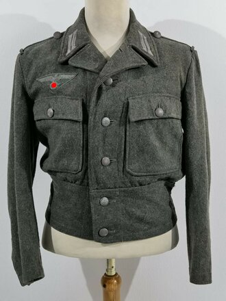 Heer, Feldbluse Modell 1944. Getragenes Stück in gutem Zustand, die Effekten original vernäht