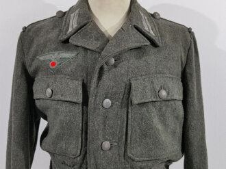 Heer, Feldbluse Modell 1944. Getragenes Stück in gutem Zustand, die Effekten original vernäht