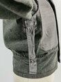 Heer, Feldbluse Modell 1944. Getragenes Stück in gutem Zustand, die Effekten original vernäht