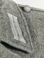 Heer, Feldbluse Modell 1944. Getragenes Stück in gutem Zustand, die Effekten original vernäht