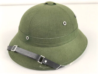 North Vietnamese Army / Viet Cong sun helmet, Vietnam war era, good condition, Innenfutter lose beiliegend