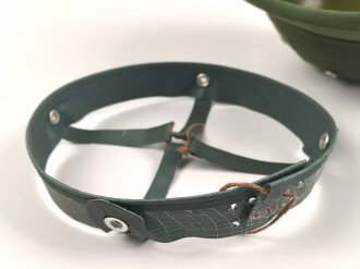 North Vietnamese Army / Viet Cong sun helmet, Vietnam war era, good condition, Innenfutter lose beiliegend