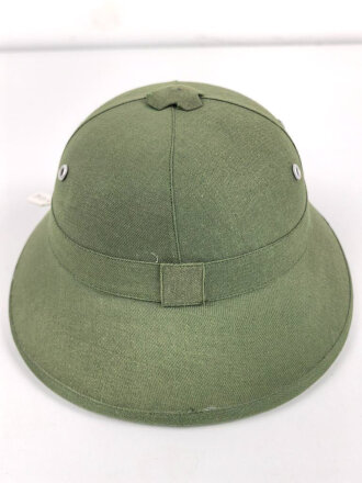 North Vietnamese Army / Viet Cong sun helmet, Vietnam war era, good condition, Innenfutter lose beiliegend