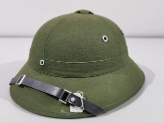 North Vietnamese Army / Viet Cong sun helmet, Vietnam war era, good condition