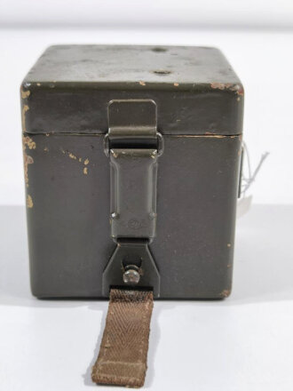 Batteriekasten ( Behälter für Stromquelle) unter anderem zum Entfernungsmesser 36. Überlackiertes und von der französischen Armee nach dem 2.Weltkrieg innen modifiziertes Stück