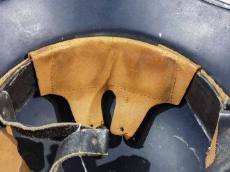 Stahlhelm Luftschutz, das Hakenkreuz sauber ausgekratzt, sonst gut