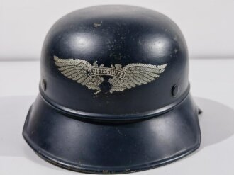 Stahlhelm Luftschutz, das Hakenkreuz sauber ausgekratzt,...