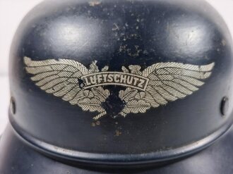 Stahlhelm Luftschutz, das Hakenkreuz sauber ausgekratzt, sonst gut