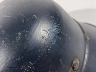 Stahlhelm Luftschutz, das Hakenkreuz sauber ausgekratzt, sonst gut