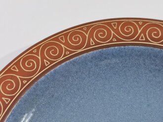 Porzellanmanufaktur Allach , Keramikteller mit germanischen Motiven. Durchmesser 33cm. Eine kleine Beschädigung im umlaufenden Band, sonst einwandfreier Zustand