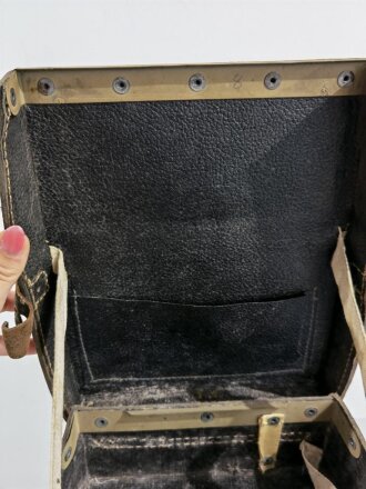 Sanitätstasche für Sanitätsoffiziere aus Ersatzmaterial datiert 1945. Getragenes, ungereinigtes Stück mit passenden Schlüsseln