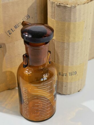 5 Stück "Chloroform" Glasflaschen für Sanitätszwecke. Originalverpackt und datiert 1939. Höhe der Flaschen jeweils ca. 11cm