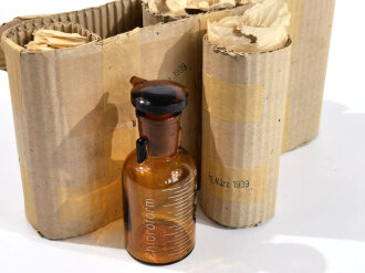 5 Stück "Chloroform" Glasflaschen für Sanitätszwecke. Originalverpackt und datiert 1939. Höhe der Flaschen jeweils ca. 11cm