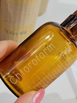 5 Stück "Chloroform" Glasflaschen für Sanitätszwecke. Originalverpackt und datiert 1939. Höhe der Flaschen jeweils ca. 11cm