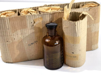 5 Stück "Aether" Glasflaschen für Sanitätszwecke. Originalverpackt und datiert 1939. Höhe der Flaschen jeweils ca. 14cm