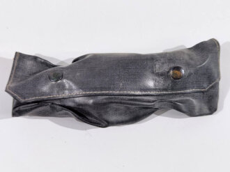 Tasche aus Gummistoff mit Zubehörteilen für das Einlaufgerät. Gehört so in den Deckel der Sanitätstasche für Sanitätsoffiziere der Wehrmacht