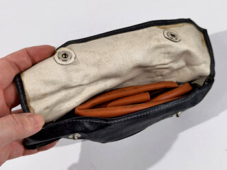 Tasche aus Gummistoff mit Zubehörteilen für das Einlaufgerät. Gehört so in den Deckel der Sanitätstasche für Sanitätsoffiziere der Wehrmacht