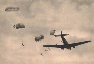Ansichtskarte Luftwaffe "Fallschirmjäger greifen ein. Absprung im Rücken des Feindes" - Der Adler die große Luftwaffen-Illustrierte