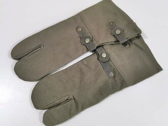 Paar Handschuhe für Kradmelder der Wehrmacht. Ungetragenes Paar, datiert 1942, ein Druckknopf defekt