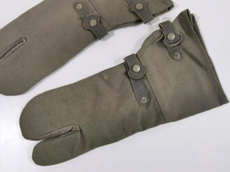 Paar Handschuhe für Kradmelder der Wehrmacht. Ungetragenes Paar, datiert 1942, ein Druckknopf defekt