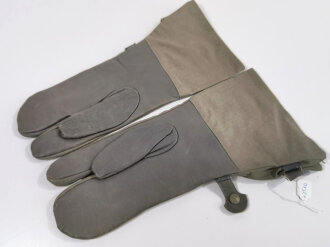 Paar Handschuhe für Kradmelder der Wehrmacht. Ungetragenes Paar, datiert 1942, ein Druckknopf defekt