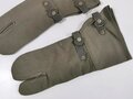 Paar Handschuhe für Kradmelder der Wehrmacht. Ungetragenes Paar, datiert 1942, ein Druckknopf defekt