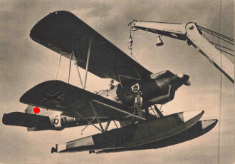 Ansichtskarte Luftwaffe "Der Kran hebt das Katapultflugzeug wieder an Bord" - Der Adler die große Luftwaffen-Illustrierte