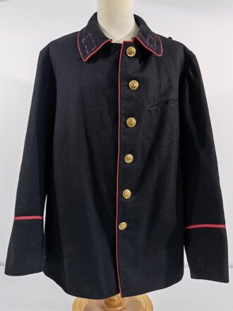 Feuerwehr Dienstjacke schwarz mit roten Vorstössen, etwa um 1920. Getragen, guter Gesamtzustand