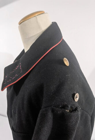 Feuerwehr Dienstjacke schwarz mit roten Vorstössen, etwa um 1920. Getragen, guter Gesamtzustand