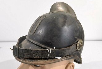 Feuerwehr, Helm aus Eisen mit Messingkamm. Ungereinigtes Stück