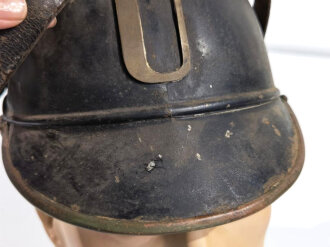 Feuerwehr, Helm aus Eisen mit Messingkamm. Ungereinigtes Stück