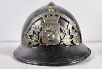 Frankreich, Feuerwehrhelm aus Stahlhelm , das Emblem aus Eisen. Innenfutter lose