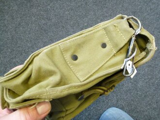 US Army WWII, medical pouch, khaki, no markings as usually on these. Used