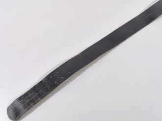 Zweidornkoppel für Angehörige von Parteiverbänden. Schwarzes Leder, die Schließe aus Zink ohne Markierungen, Gesamtlänge 105cm
