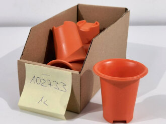 Becher für die Feldflasche der Wehrmacht , Farbe orange,  Hersteller gfc 1940, neuzeitliche REPRODUKTION aus Kunststoff. Sie erhalten 1 ( ein ) Stück