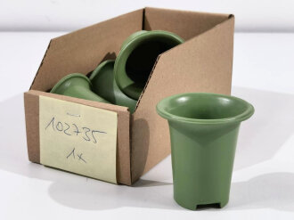 Becher für die Feldflasche der Wehrmacht , Farbe grün,  Hersteller gfc 1940, neuzeitliche REPRODUKTION aus Kunststoff. Sie erhalten 1 ( ein ) Stück