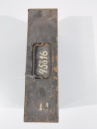 1.Weltkrieg, Gurtkasten für MG08. Ungewöhnliche Ausführung, seitlich markiert " P " Originallack