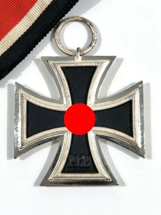 Eisernes Kreuz 2. Klasse 1939 mit Hersteller 13 im Bandring für " Gustav Brehmer, Markneukirchen ", Hakenkreuz mit voller Schwärzung