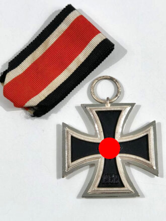 Eisernes Kreuz 2. Klasse 1939 mit Hersteller 13 im Bandring für " Gustav Brehmer, Markneukirchen ", Hakenkreuz mit voller Schwärzung
