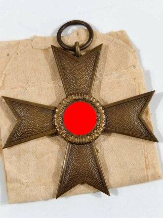 Kriegsverdienstkreuz 2. Klasse 1939 ohne Schwerter Buntmetall, Hersteller " 1 " im Bandring für " Deschler & Sohn, München " mit Wickelpapier