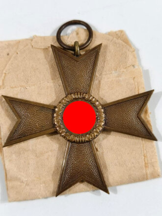 Kriegsverdienstkreuz 2. Klasse 1939 ohne Schwerter Buntmetall, Hersteller " 1 " im Bandring für " Deschler & Sohn, München " mit Wickelpapier