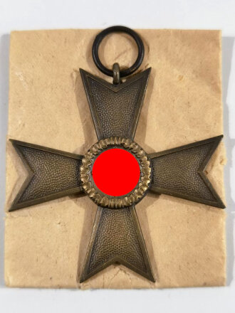 Kriegsverdienstkreuz 2. Klasse 1939 ohne Schwerter Buntmetall, Hersteller " 1 " im Bandring für " Deschler & Sohn, München " mit Wickelpapier